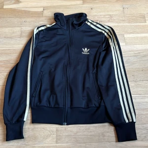 Adidas tröja - Skön adidas zipup i guld färg, använd en del men fortfarande fräsch! 