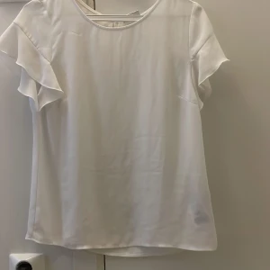 från vila - jätte fin på, går att stylea med en jeanskjol. Från vila. Storlek Xs och passar även till S