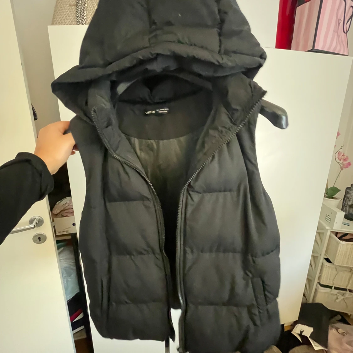 Svart dunväst med huva från SHEIN
