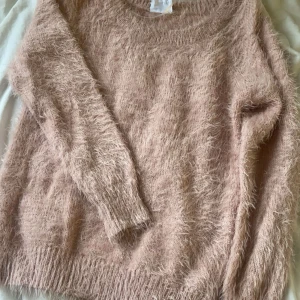Noisy May stickad tröja - Tröjan är ljusrosa men det syns inte så bra på bild, den är jätte skön och har en liten urringning. Säljer pga att jag inte använder den. Pris går att diskutera ❤️