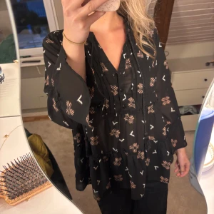 Blus  - Blus ny med prislapp 