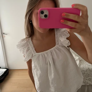 Vit blus med volangärmar - Supersöt vit blus med broderade volangärmar! 