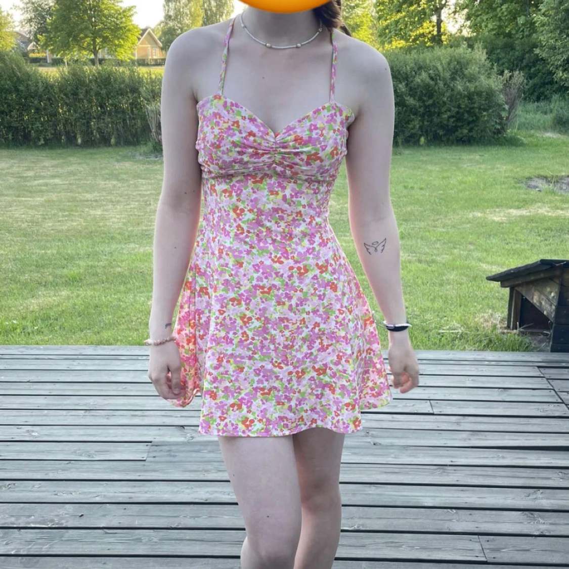 Blommig kort sommarklänning - 1