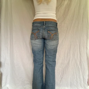 Lågmidjade bootcut jeans  - Midjemått- 39 cm (rakt över) innebesnlängd- 76 cm🩷🙌