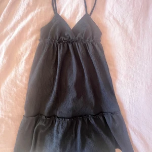 Svart  klänning från H&M  - Supersöt svart kort klänning från H&M Divided. Endast använt ett fåtal gånger 💓