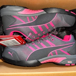 Puma sneakers grå och rosa strl 39 - Jättefin helt ny sko! Aldrig använd och säljs pga fel köpt storlek!Kan ej returnera, saknar kvitto. Puma safety footwear i färgen grå/rosa. Modell: Celerity Knit Pink Wns Low Storlek: EU 39 / UK 6 / US 8 S1 HRO SRC (godkända enligt EN ISO 20345:2011) Lätta och andas tack vare stickat material Halksäkra sulor Perfekta för arbete, verkstad, bygg eller industri. Väldigt bekväma att ha på sig hela dagen -Nyköpt från PUMA för 1 750kr, säljer mycket billigare!  -Vid frågor kontakta mig, pris sänkbart