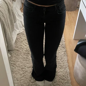 Bootcut jeans - Low/mid waist bootcut jeans från only, långa på mig som är 174!