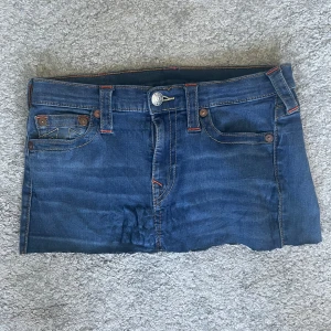 Jeanskjol från True Religion - True religion jeans shorts i storlek 30. Midjemått ca 38cm