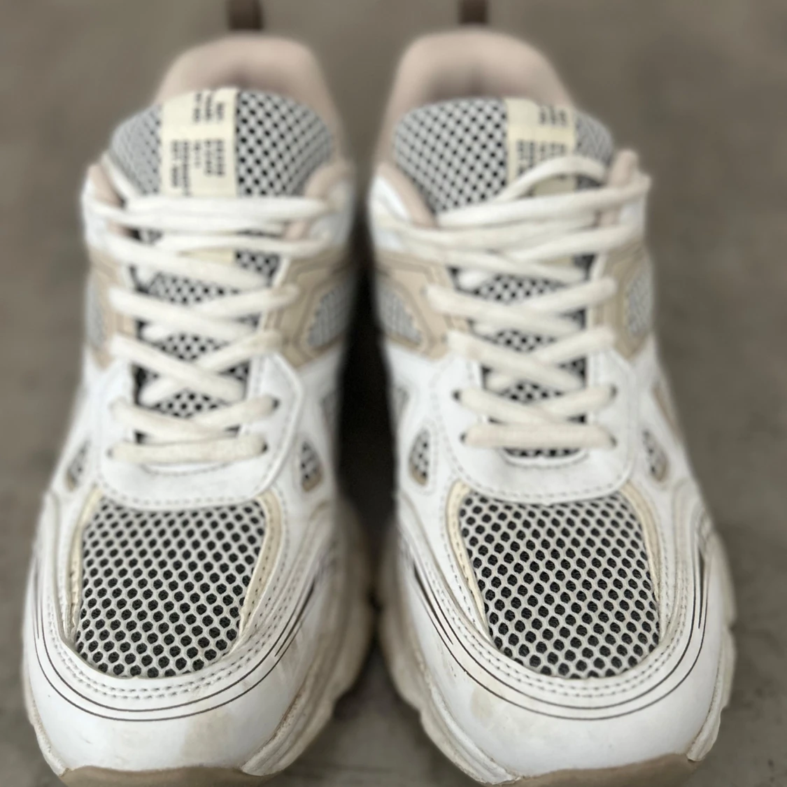 Vita chunky sneakers med meshdetaljer