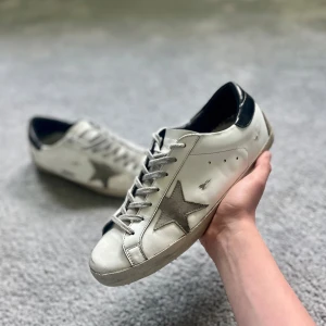 Golden Goose - Tja, säljer nu dessa feta golden goose skor i riktigt bra skick‼️Skorna finns även på mitt andra konto😉Är lite slitna vid hälen, hör av dig om du vill ha bättre bilder👍100% original | Box ingår ej‼️Nypris = Ca 5000kr. 🙌Hör av dig vid frågor🙌Pris är diskutabelt😉🙌