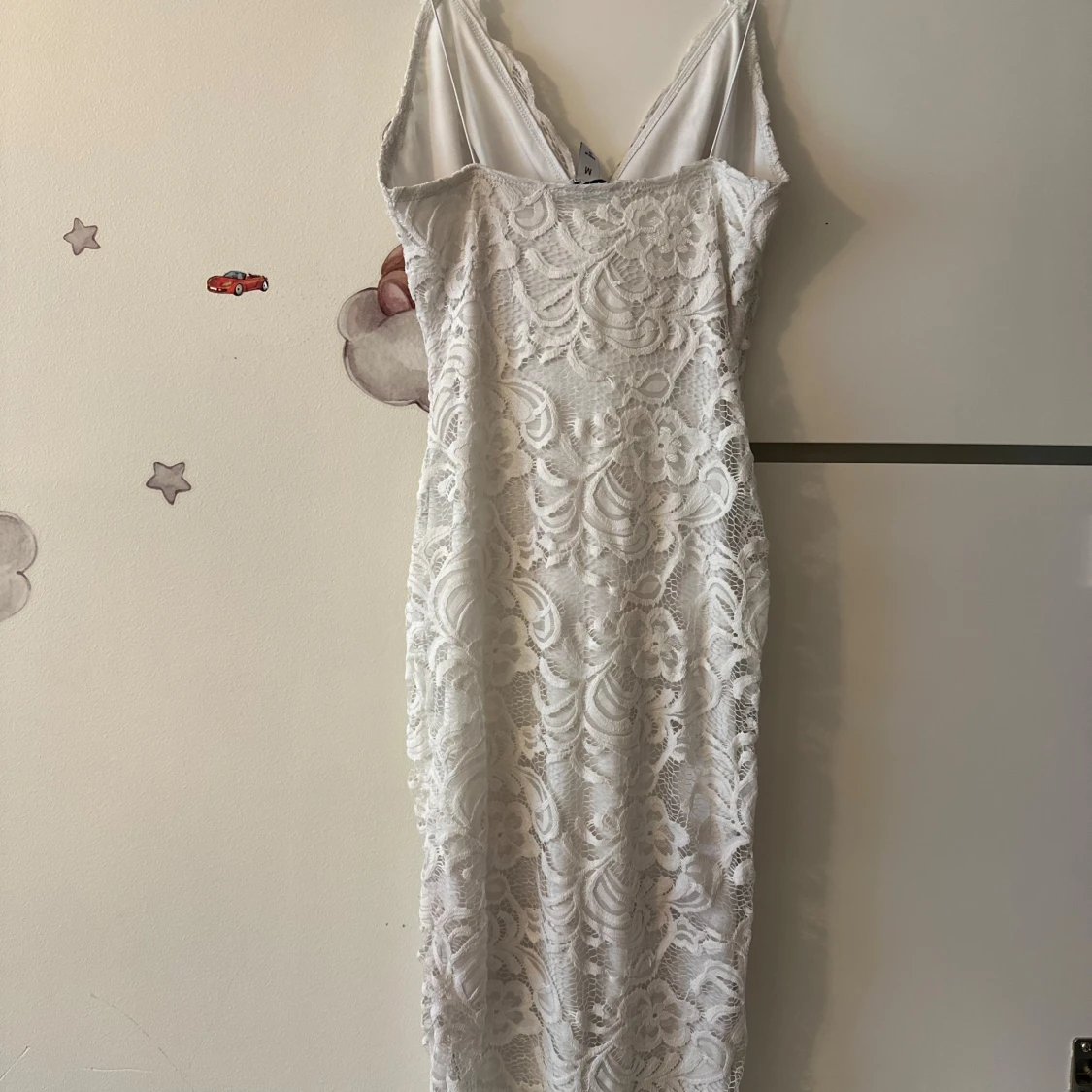 Vit spetsklänning från NLY One