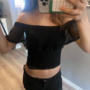 Svart off shoulder sommar topp - Säljer en svart croppad topp med offshoulder-modell och volangdetaljer den är storlek XS🖤