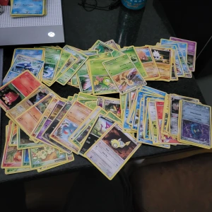 100st Pokémonkort - Blandad samling - Stor samling Pokémonkort med många olika figurer och färger! Perfekt för dig som vill bygga din egen lek, byta med vänner eller bara samla på coola kort. Passar både nybörjare och erfarna samlare. Fånga dem alla och ta ditt spel till nästa nivå!