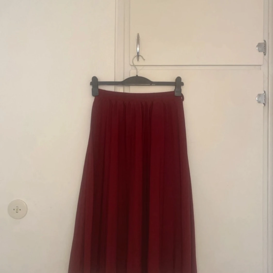 Mörkröd långkjol med resårmidja