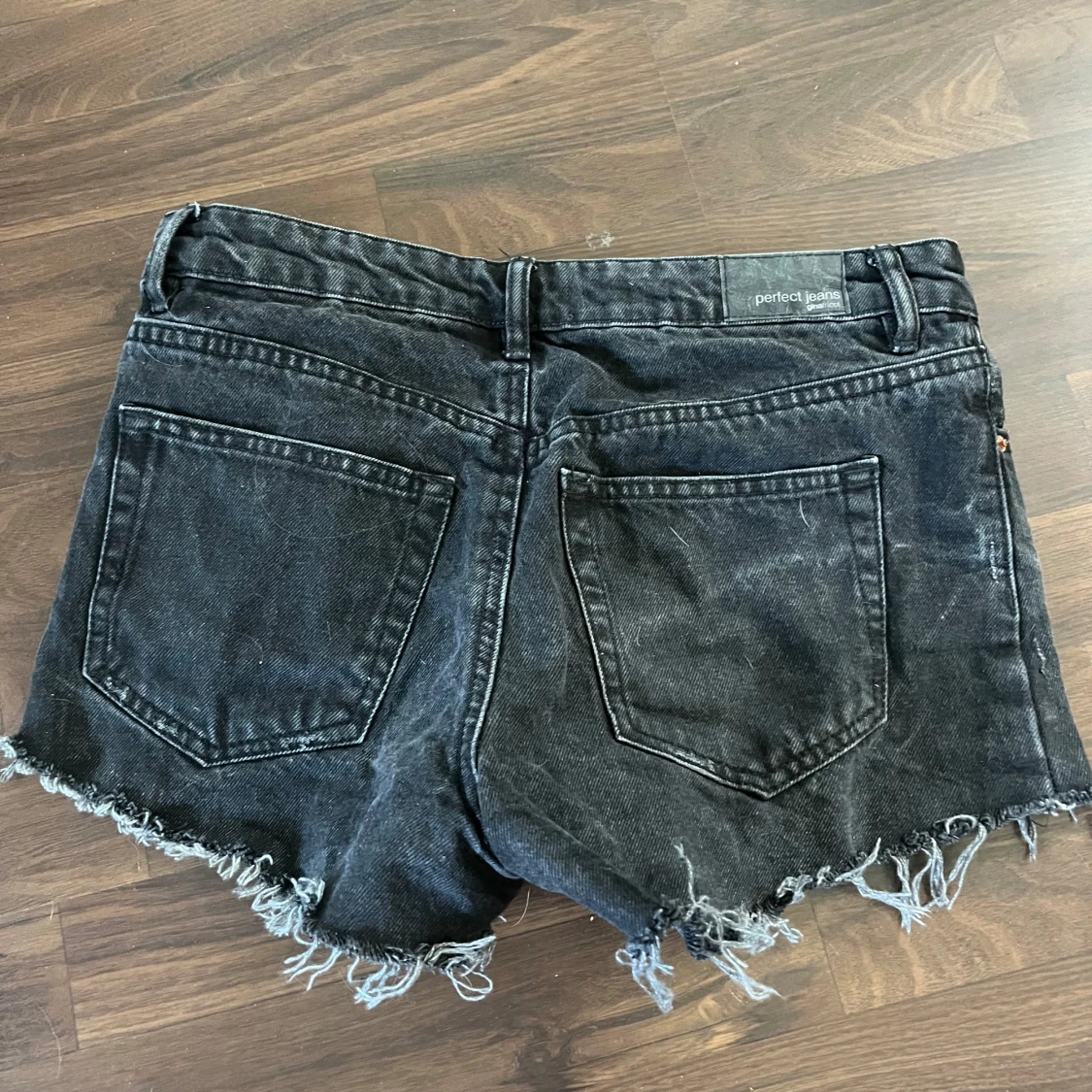 Svarta jeansshorts med fransig kant - 1