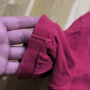 Röd pikétröja Polo Ralph Lauren - Snygg röd pikétröja från Polo Ralph Lauren i klassisk modell med krage och korta ärmar. Tröjan är i bomull och har den ikoniska lilla broderade loggan på bröstet. Perfekt till jeans eller shorts för en chill och stilren look.