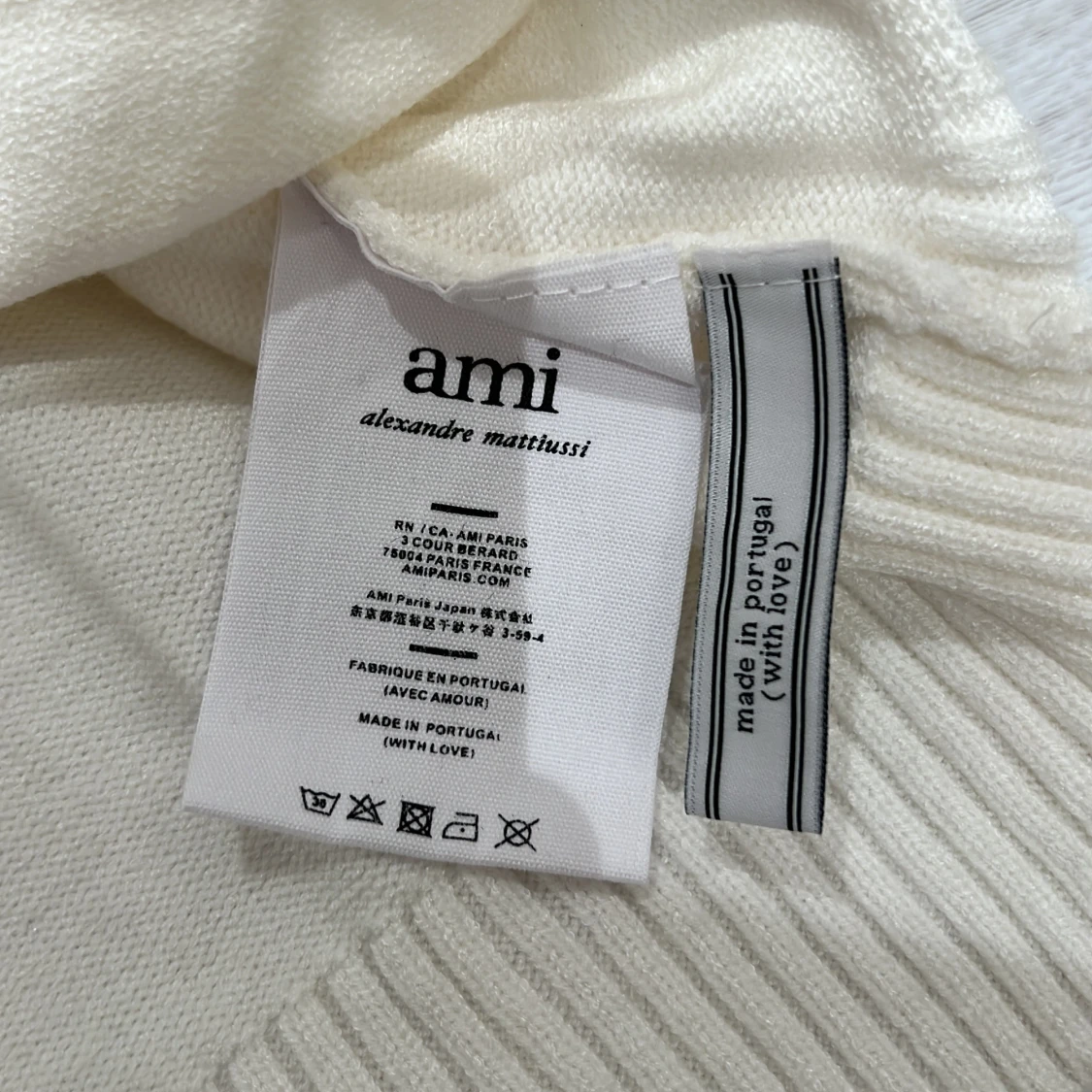 Vit stickad tröja med rött hjärta från Ami - 3