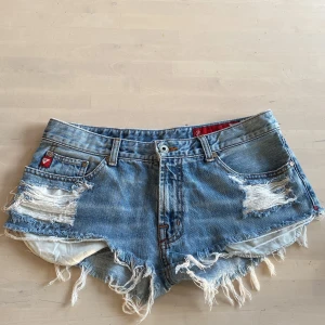 Lågmidjade jeansshorts - Såå snygga lågmidjade shorts från märket Guess. Storleken matchar ungefärr Small men det stor ingen storlek i. De har inga tydliga defekter. 💓💓