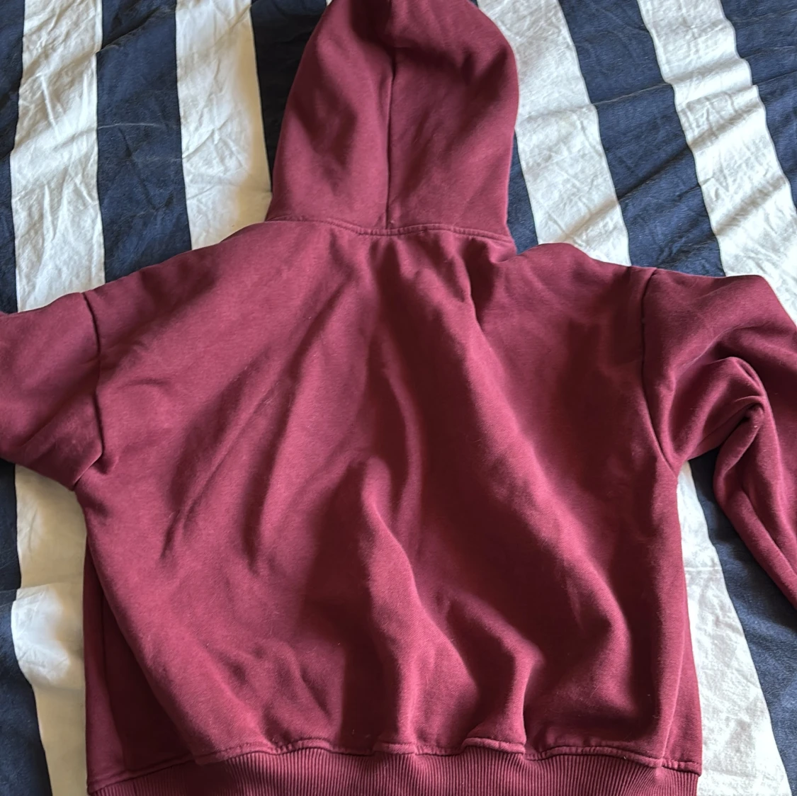 Vinröd hoodie med luva - 1