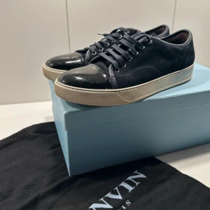 Lanvin skor - Säljer nu dessa Lanvin skor i den populäraste färgen Mörkblå! Skorna är i toppskick, endast lite smutsiga som ses på bilderna men som blir 9,5/10 efter en lätt tvätt men inga fysiska skador! Uk 9 som är 43 men passar lite olika beroende från person till person. Kommer med allt og! Skriv vid det minsta lilla bekymmer 🙏💬