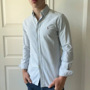 Randig Ralph Lauren skjorta - Slim fit M, inga defekter. Modellen bär M slim fit och är 180,75 kg. Kom med frågor! Kolla andra bilden för representation för färgen.