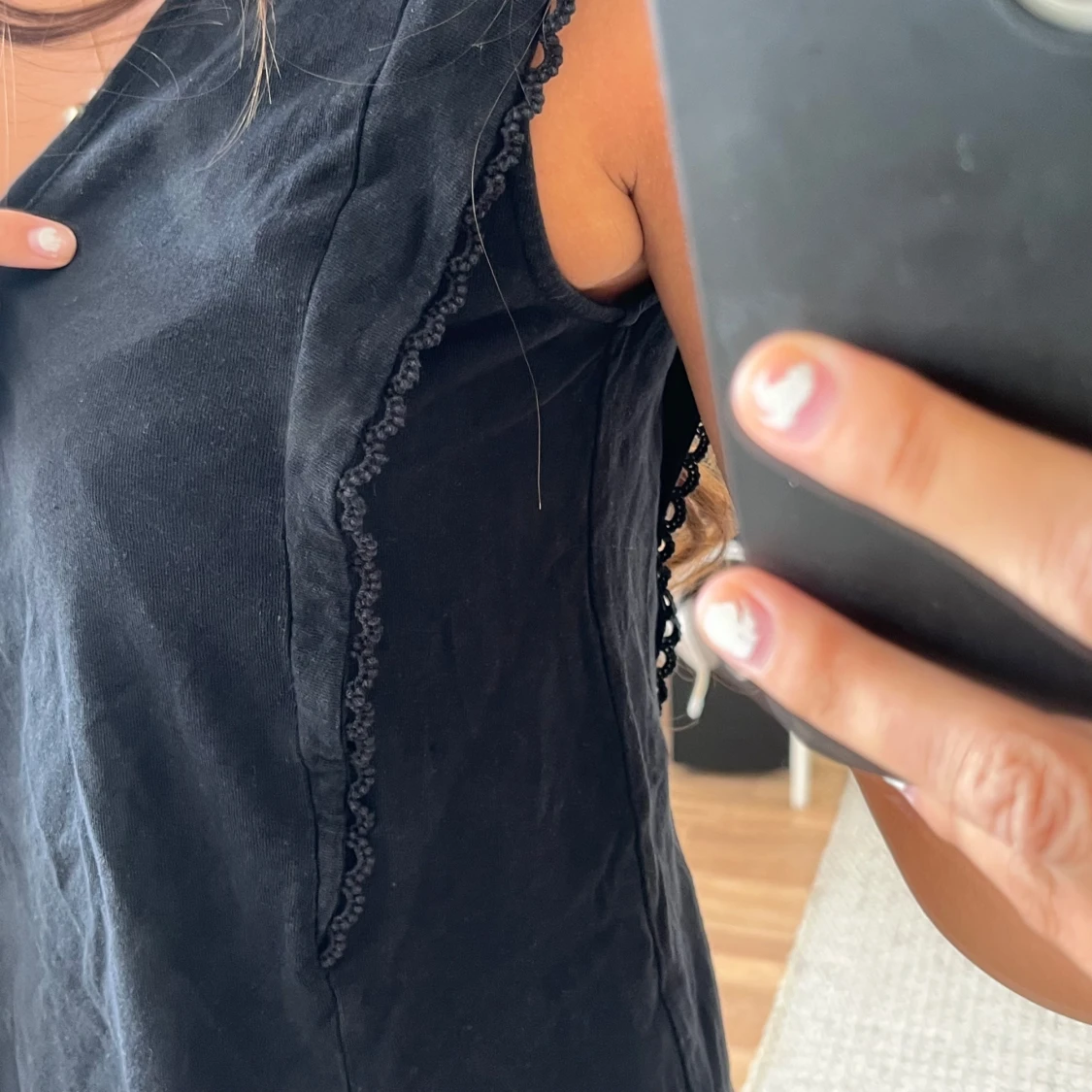 Svart ärmlös linnetopp med spetskant - 1