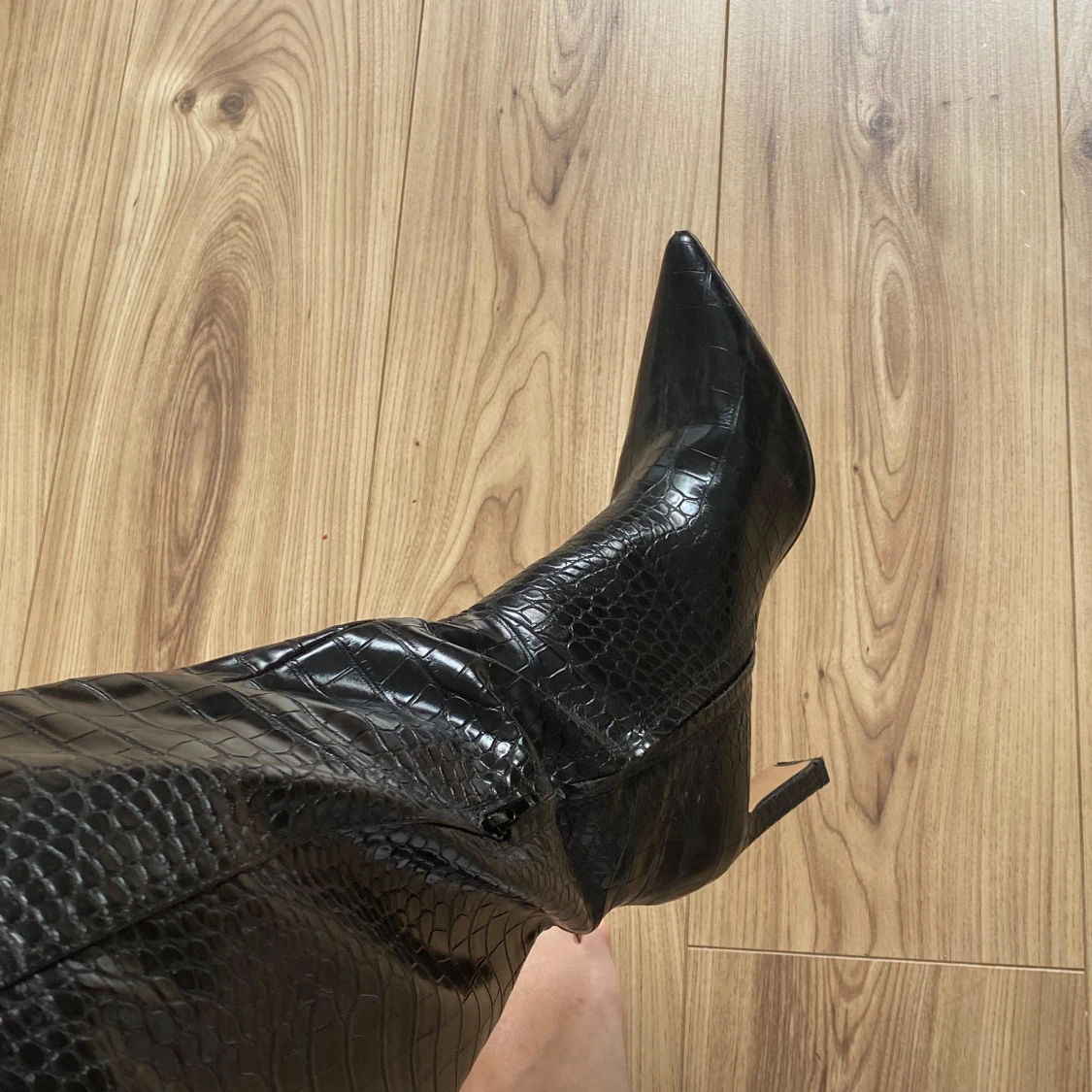 Svarta höga boots med krokopräglat mönster - 1