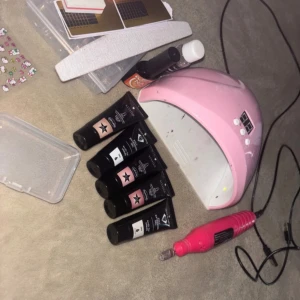 Stort nagelkit med polygel och UV-lampa - Säljer ett komplett nagelkit med 5 tuber polygel i olika nyanser, rosa UV-lampa, elfil, nagelfilar, genomskinliga lösnaglar, nagelpapper, nagellim, vätska för att ta bort kladd och söta Hello Kitty stickers. Perfekt för att fixa snygga naglar hemma!