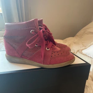Isabel marant Bobby - Säljer mina superfina Isabel marant i modellen Bobby. De är i storlek 38 och sitter som en vanlig 38a💗De är i bra skick och har mycket kvar att ge❤️ Tveka inte på att ställa frågor💗