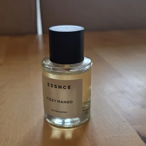 ESSNCE Fizzy Mango parfym - Essnce fizzy mango. Mängd enligt bild. 30 ml ursprunglig mängd i flaskan.