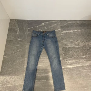 Morris jeans - Asfeta jeans från Morris i ljusblå färg perfekt till sommaren!! Tveka inte på att höra av dig vid minsta funderingar!