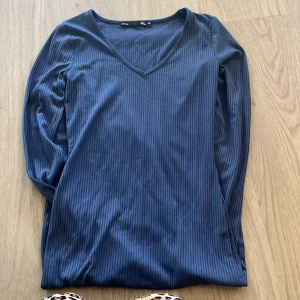 Marinblå ribbad klänning 157 XS - Snygg marinblå ribbad klänning från 157 i storlek XS. En lång klänning. 