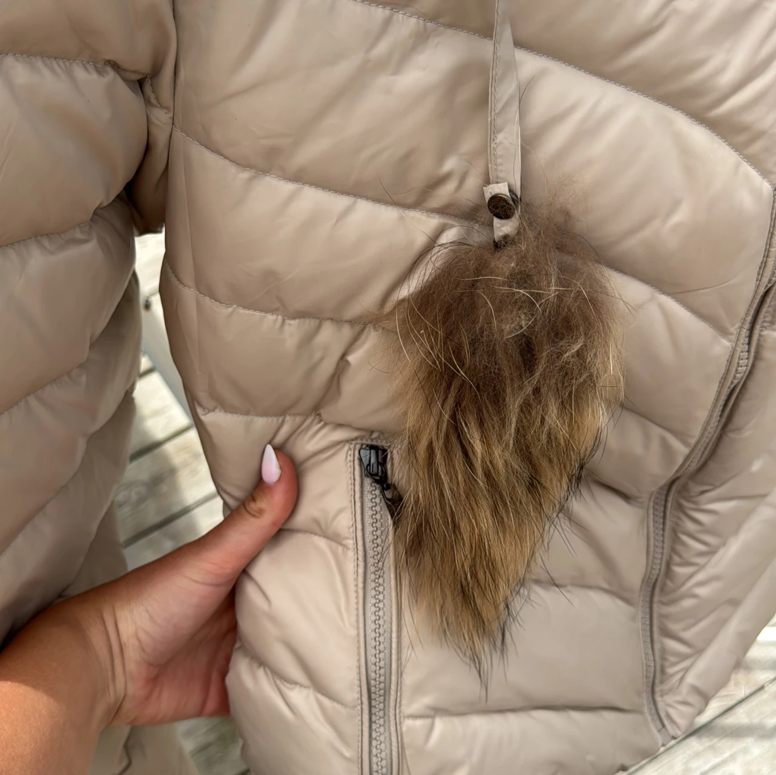 Beige dunjacka med pälskant Hollies - 4