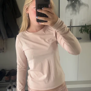 tunn långärmad tröja - rosa ish tröja väldigt skönt material. strl 158/164 men passar på xs och s