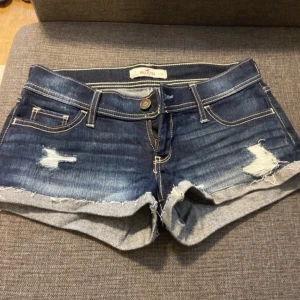 Lågmidjade jeansshorts  - Storlek W25 (XS). Skickas inom 7 dagar. 