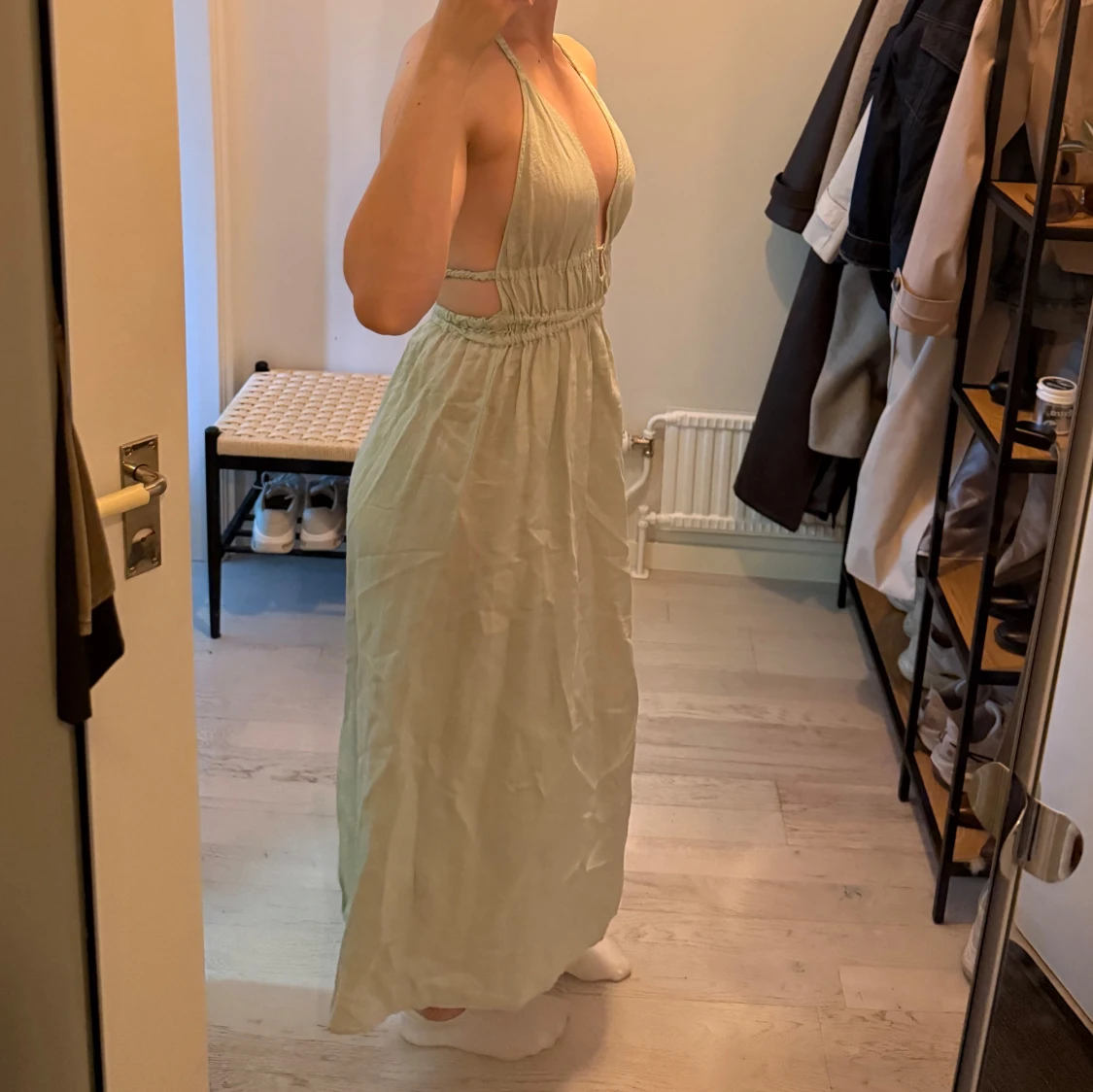 Ljusgrön långklänning med öppen rygg - 1