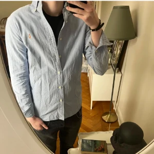 Ralph Lauren skjorta - En ljusblå skjorta från märket Polo Ralph Lauren, den är i storlek S och jag på bild är ca 180, super skick, skriv vid frågor!