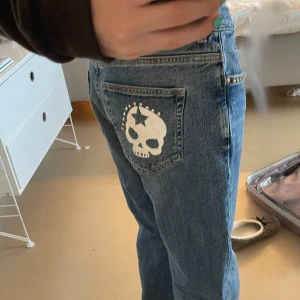 Raka jeans - Raka jeans med döskalle på bakfickan och diamanter🥰dom är för stora för mig och är i fint skick och unika🌸