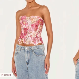 Rosa blommig korsett med snörning - Superfin axelbandslös korsett i rosa och beige med blommigt mönster och snygg snörning i ryggen. Tippen är helt ny den är i storlek 8 men skulle säga att den är som en storlek XS