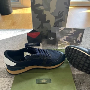 Valentino rockrunners  - Tja säljer mina valentino rockrunners för dom är för små