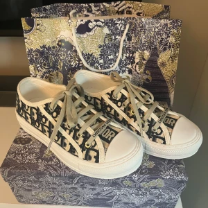 Dior skor - Intressekoll på dessa helt nya dior skor. 😊Hör av dig vid frågor! Pris kan även diskuteras