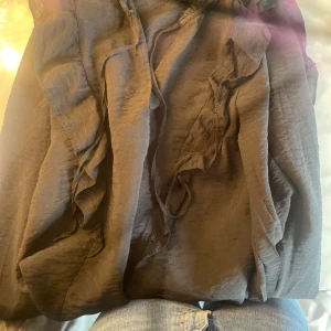 Blus från Kappahl  - Denna blusen är i bra kvalitet och är väldigt fin och tun nu till sommaren 