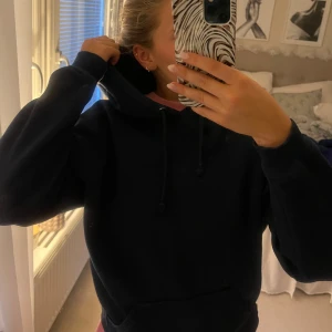Mörkblå hoodie - Säljer min mörkblåa hoodie från bikbok i storleks xs! Väldigt fint skick och absolut inte nopprig