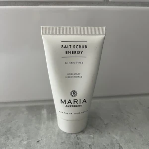 Salt Scrub Energy Maria Åkerberg - Salt Scrub Energy från Maria Åkerberg är en kroppspeeling med havssalt, växtbaserade oljor och eteriska oljor av rosmarin, lavendel, citrongräs och enbär. 