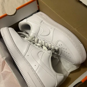 Vita Air Force 1 White 40 , 5 - Storlek 40,5 EU . Först till Kvarn skriv vid frågor eller funderingar 😊;D