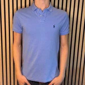 Ralph Lauren pike  - Ljusblå Ralph Lauren pike, slimfit | Skick 9/10 | Hör gärna av dig vid minsta fundering😊