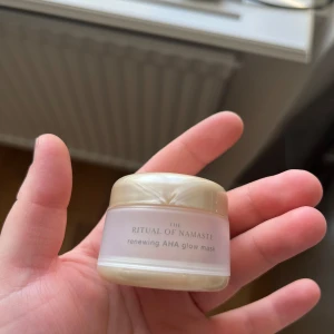 Rituals AHA Glow Mask 15ml - Rituals The Ritual of Namaste renewing AHA glow mask i en söt liten burk på 15 ml..