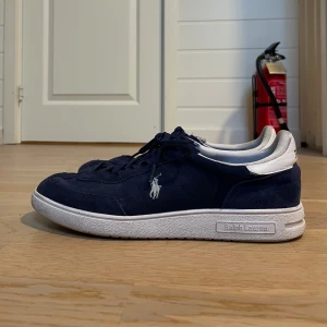 Mörkblå mockasneakers från Polo Ralph Lauren - Skulle ta studenten o insåg att jag inte hade några fina skor så panikbeställde dessa i strl 44 typ två dagar innan eftersom de var det ända paret som skulle hinna komma fram i tid. Men har egentligen strl 42 så behöver köpa ett par andra nu. Skorna är alltså endast använda typ 5 ggr och i mycket bra skick! 🤙