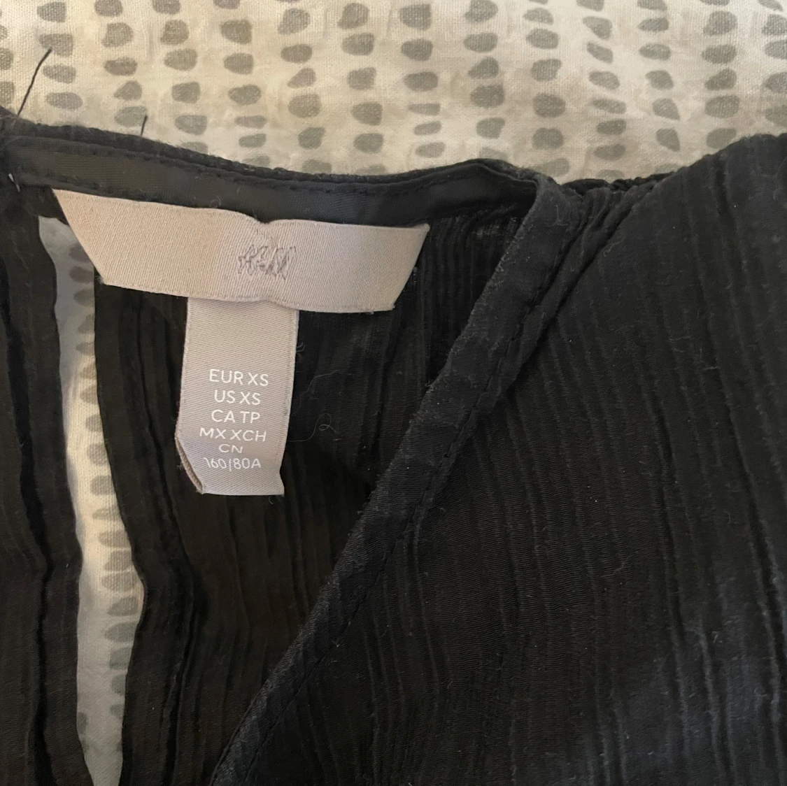 Svart blus med volangärm från H&M - 2