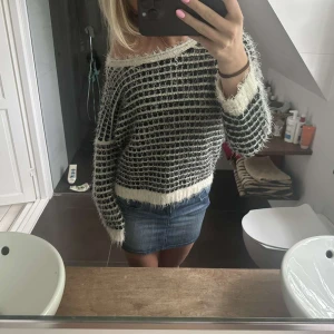 Stickad tröja  - Säljer denna unika stickade tröja🩷🩷